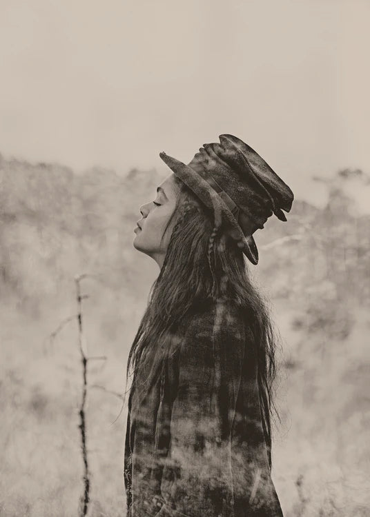 Soul Image Poster Senses “Soul of a Nomad” 50x70 – kunstplakat i sepia med portrett av kvinne i natur.