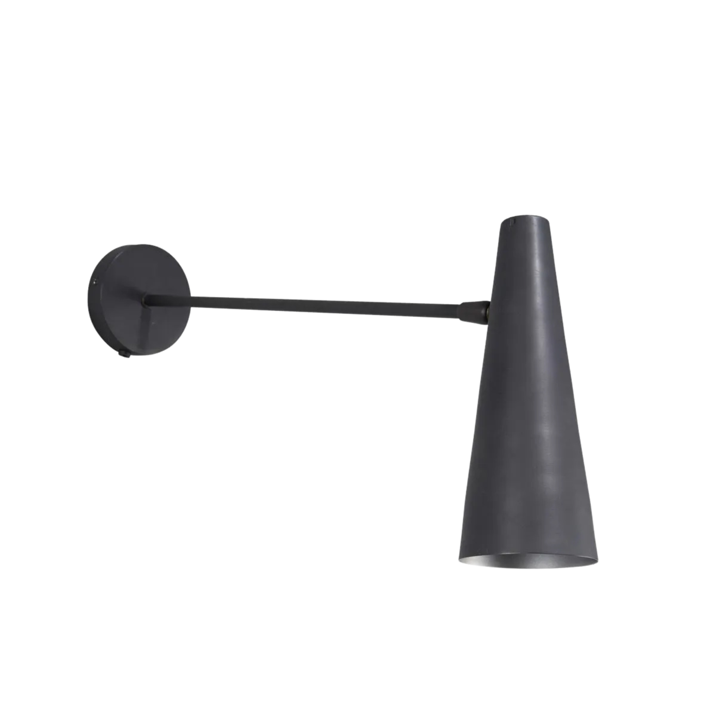  House Doctor Precise vegglampe i matt sort metall med justerbar arm og konisk skjerm – moderne, minimalistisk design. 