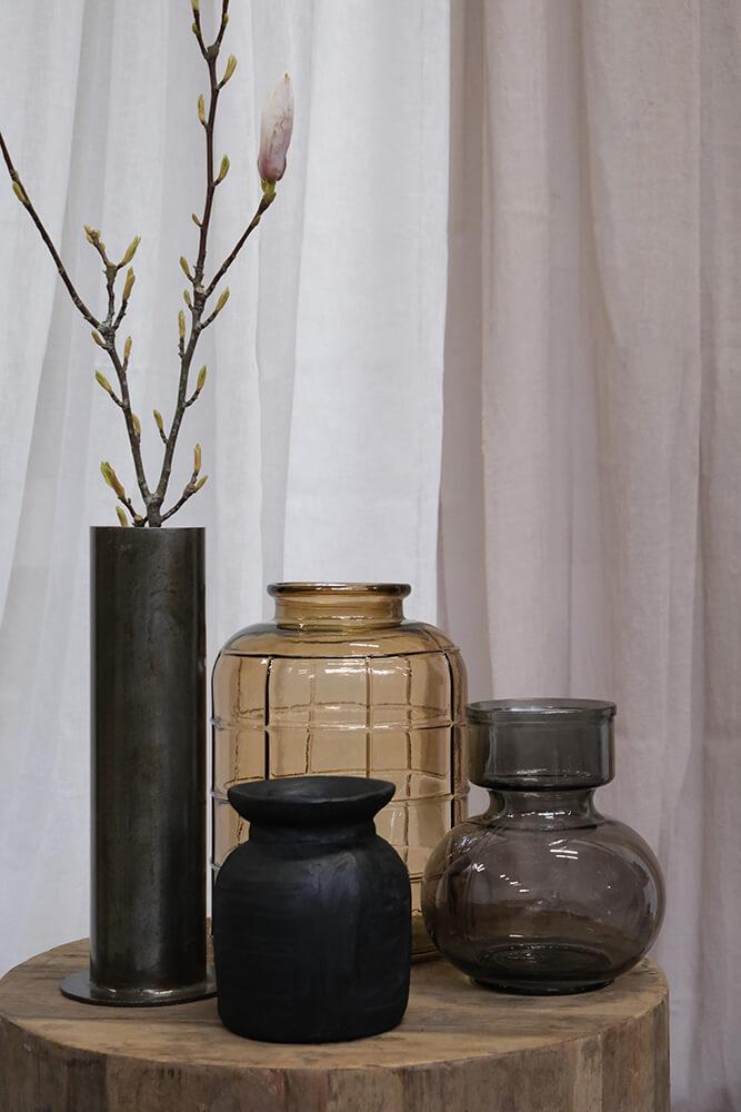  Miljøbilde med Rami krukke og vaser – rå og autentisk stil fra Trademark Living.