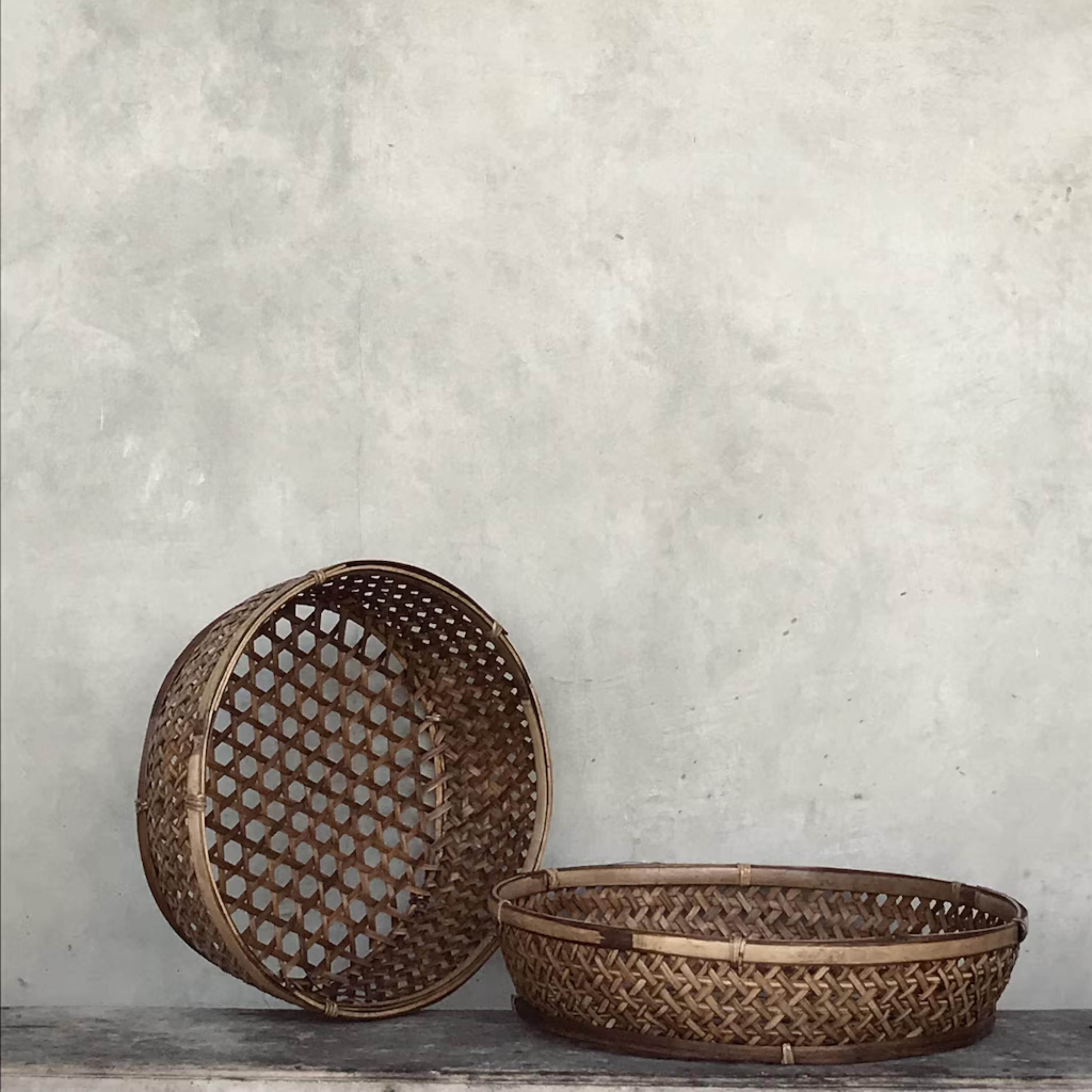 Noori Objects håndflettet oppbevaringskurv i mørk brun rotting – naturlig og rustikk interiørdetalj