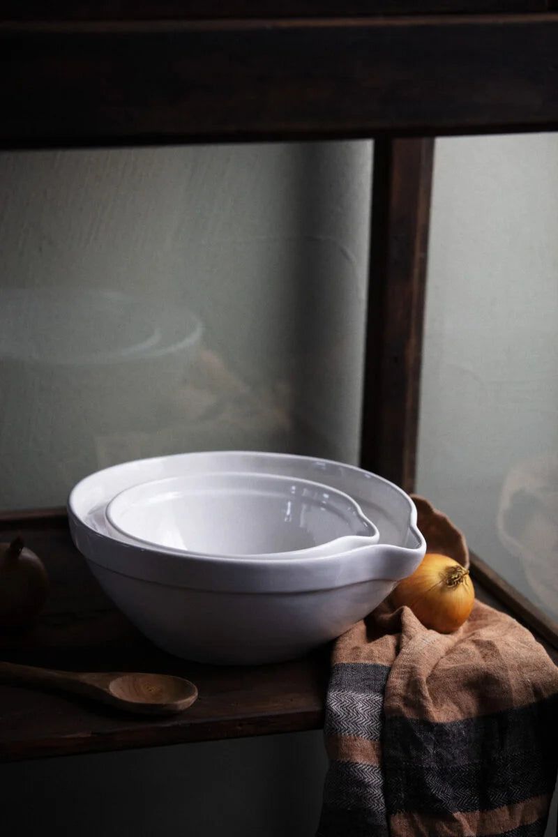  Remy kjøkkenhåndkle i lin brukt i kjøkkenmiljø med keramikk og løk – naturlig, tidløs stemning.