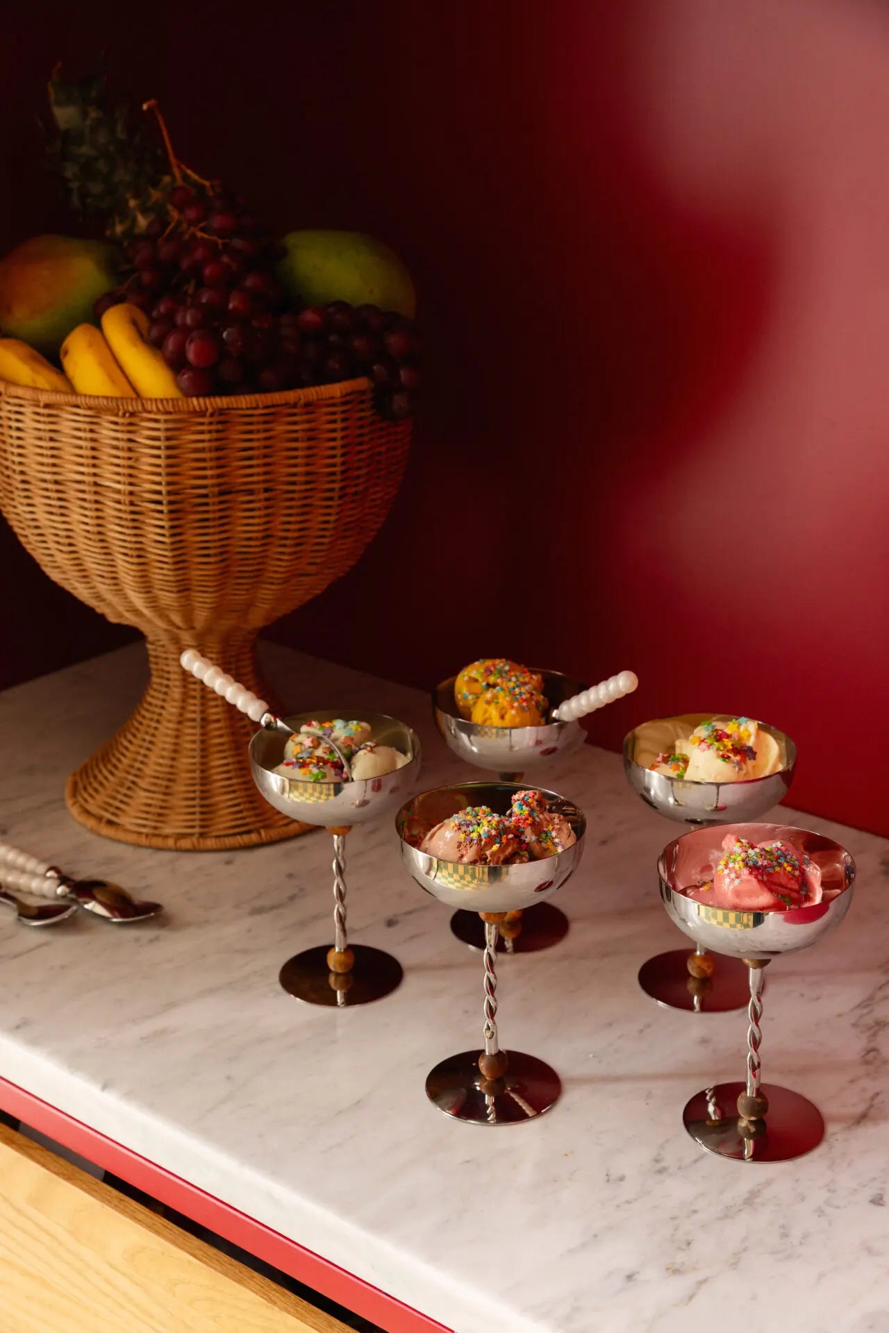 Stainless steel serveringsskål på stett