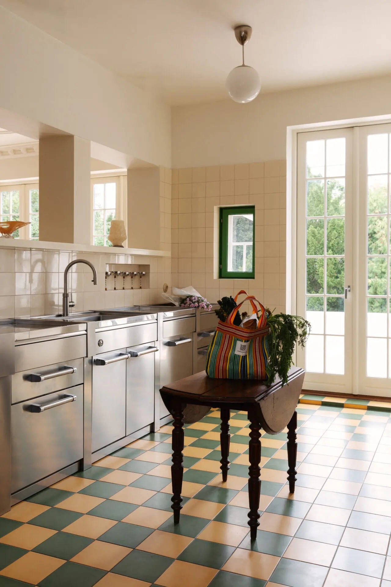 Stainless steel serveringsskål på stett