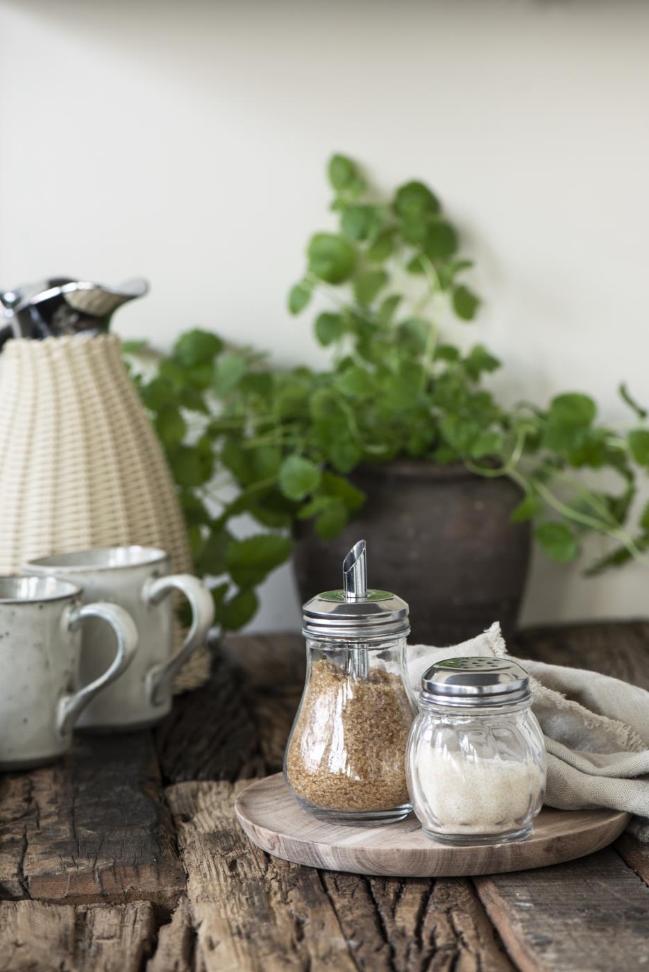 Sukkerstrøer fra IB Laursen på rustikt trebord – nostalgisk kjøkkenstemning.