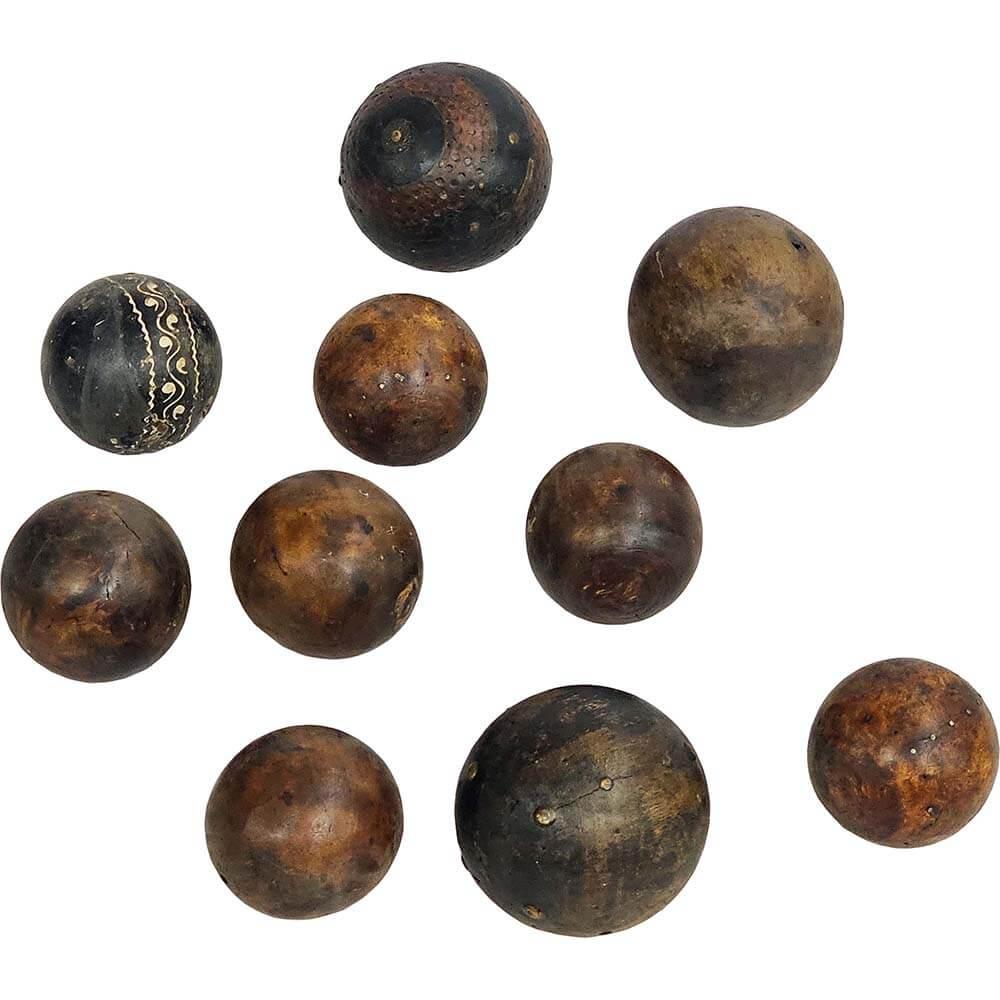 Rustikke trekuler i brune nyanser samlet som dekor på bord