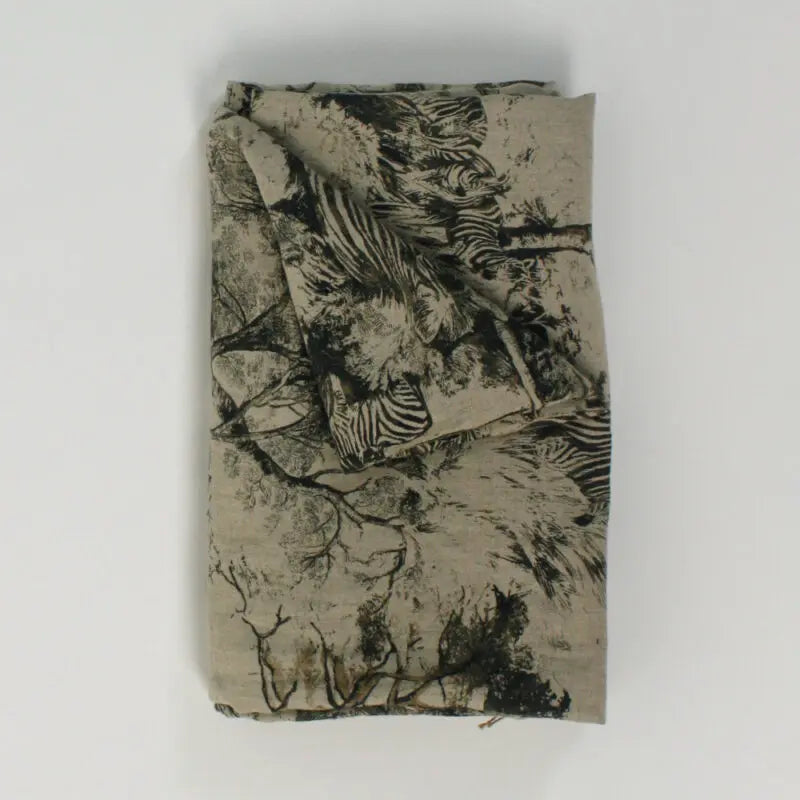 Nærbilde av Olsson &amp; Jensen safari linduk i lin med zebramotiv og naturfarget base