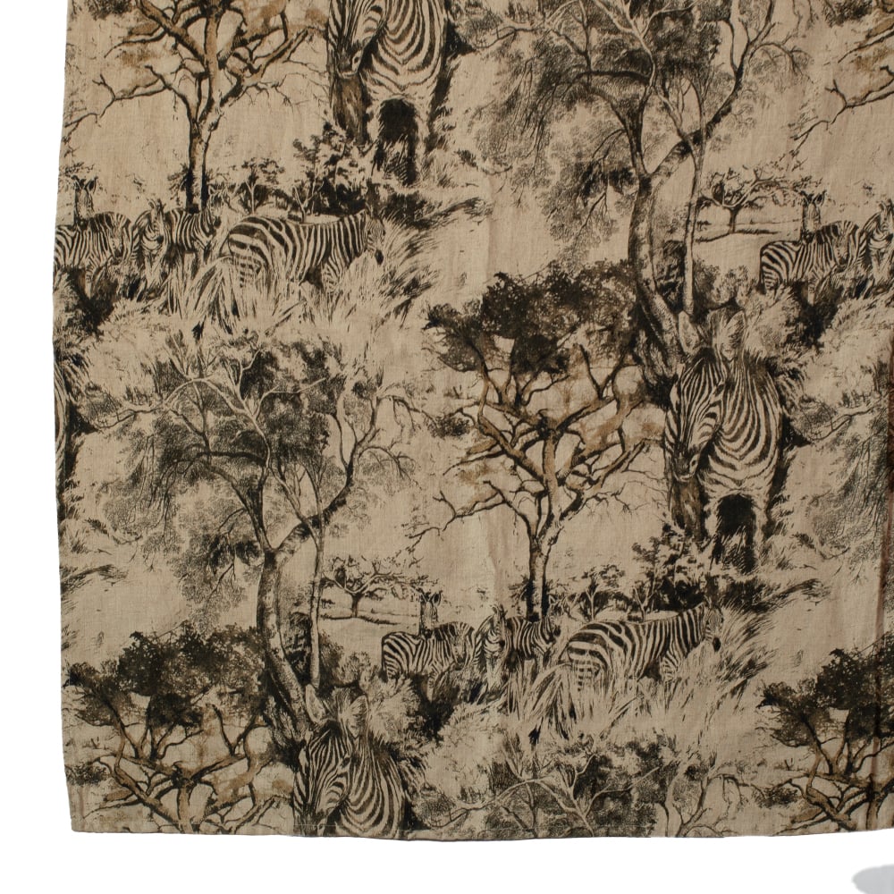 Stor safari linduk 150x300 i beige lin med sort mønster – Olsson &amp; Jensen