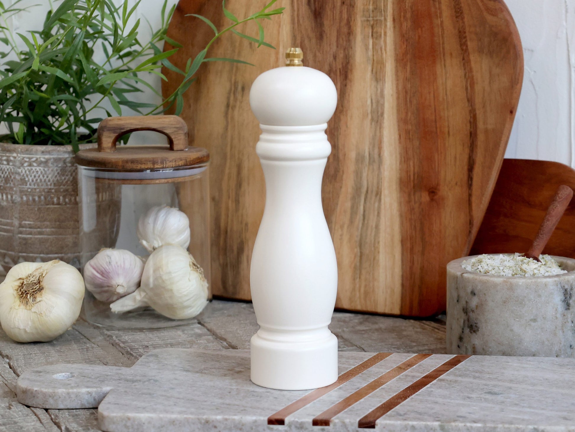 Kremfarget salt- og pepperkvern i miljøbilde på kjøkkenbenk – rustikk og elegant detalj