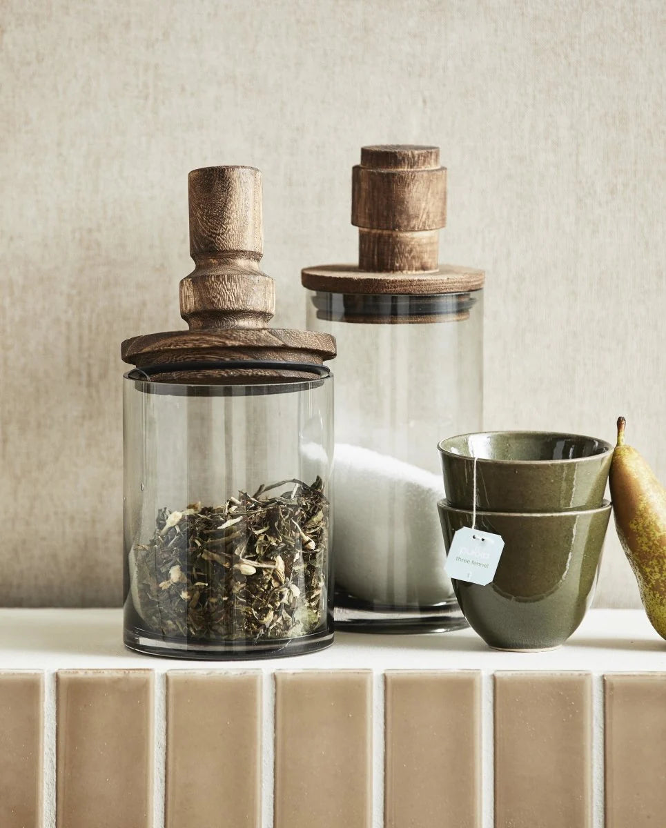 Salvie glasskrukke fra Nordal med trelokk – dekorativ oppbevaring på kjøkken