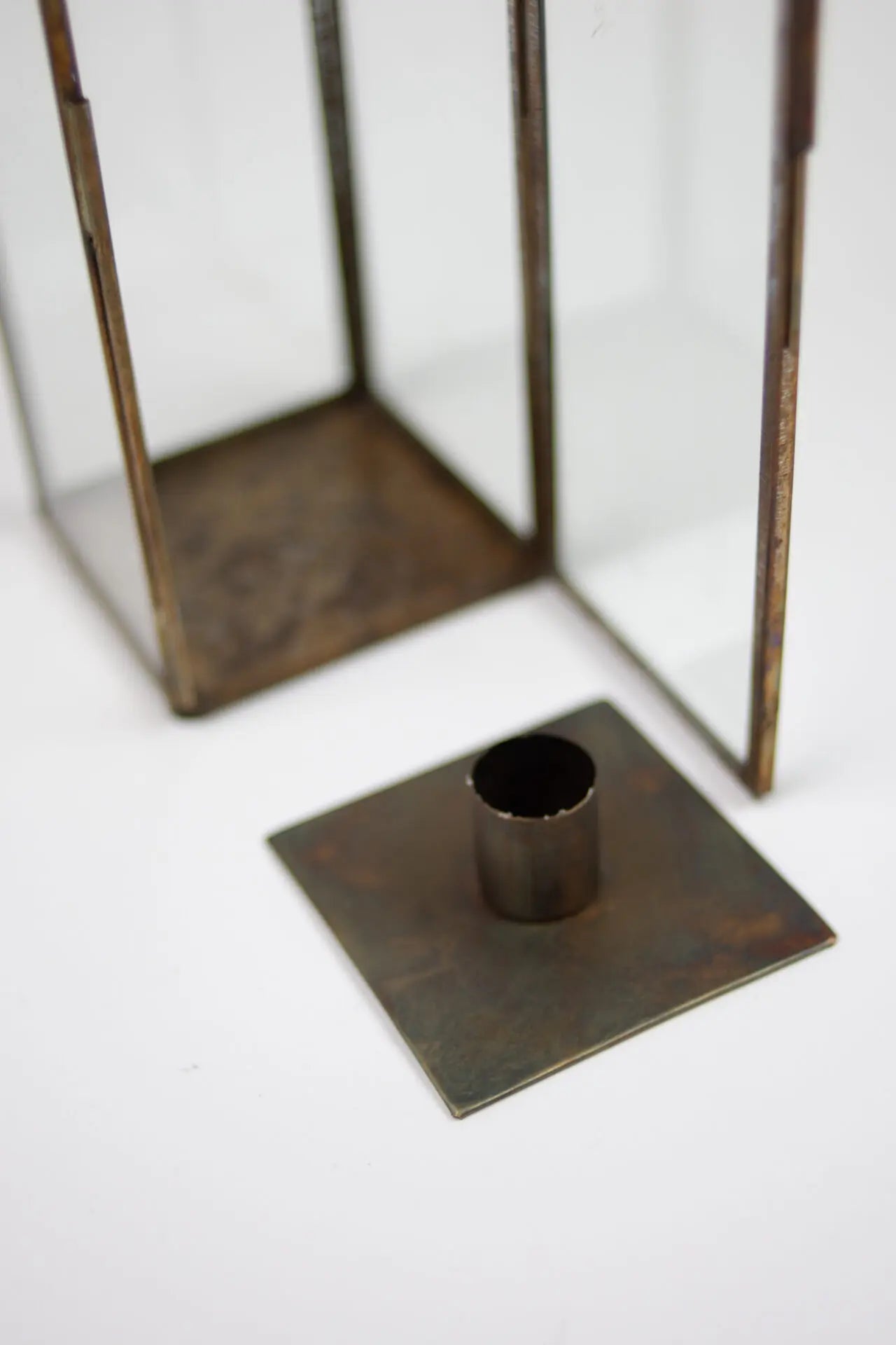 Detalj av Samos metalllykt med avtagbar lysbeholder – rustikk og elegant design