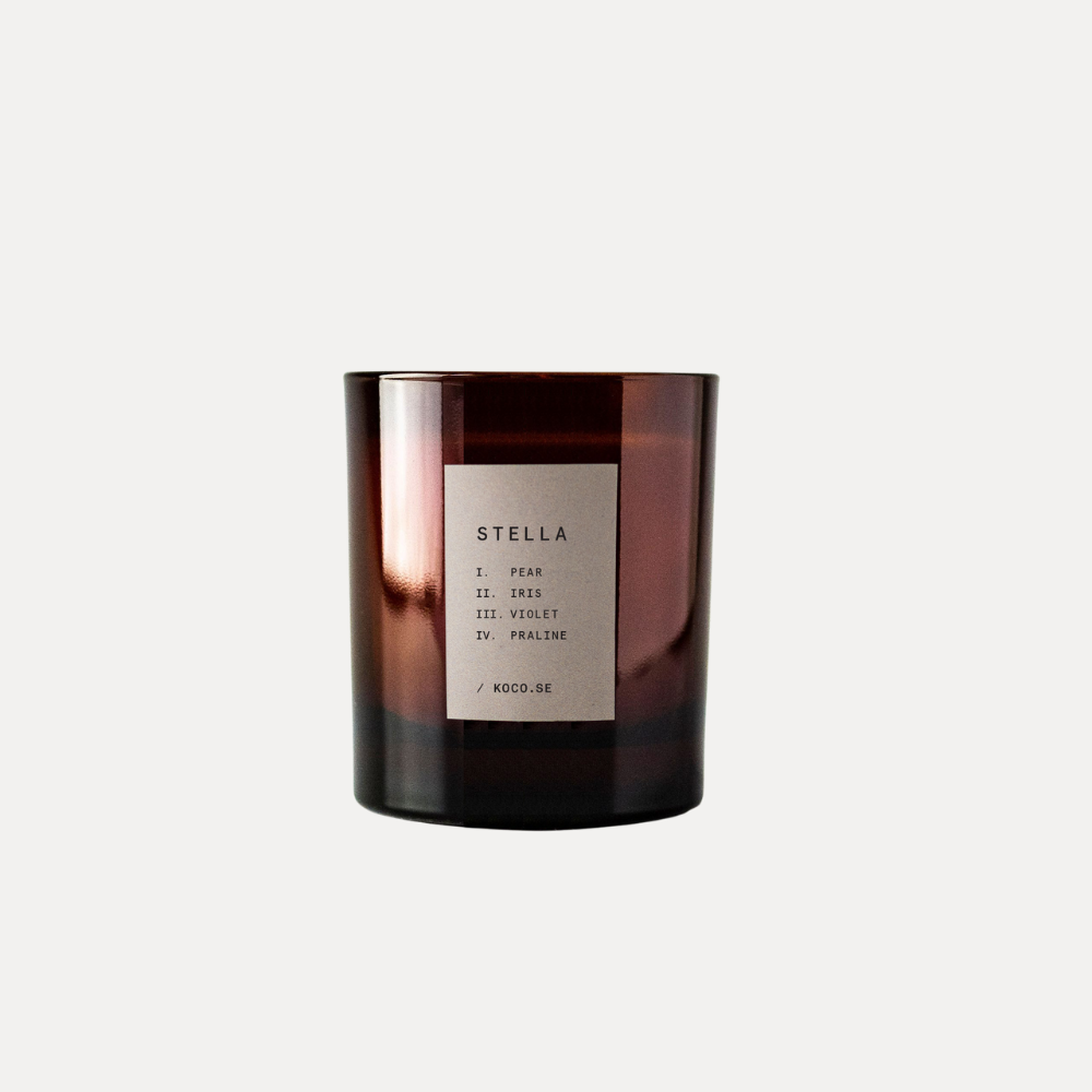 Stella duftlys fra Koco – håndlaget vegansk lys med duft av pære, iris og fiol