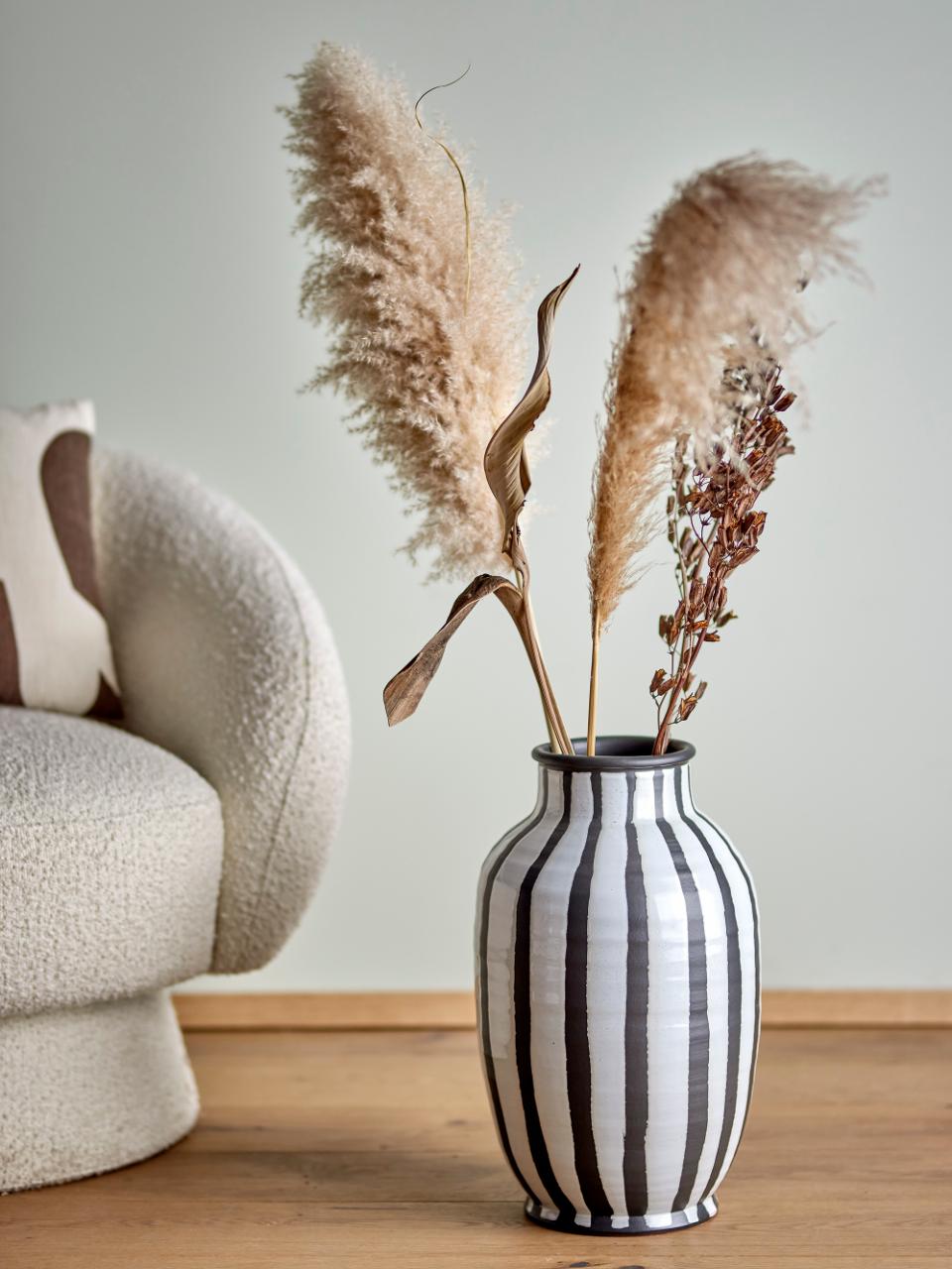Stylingbilde av Schila vase med pampasgress i skandinavisk interiør