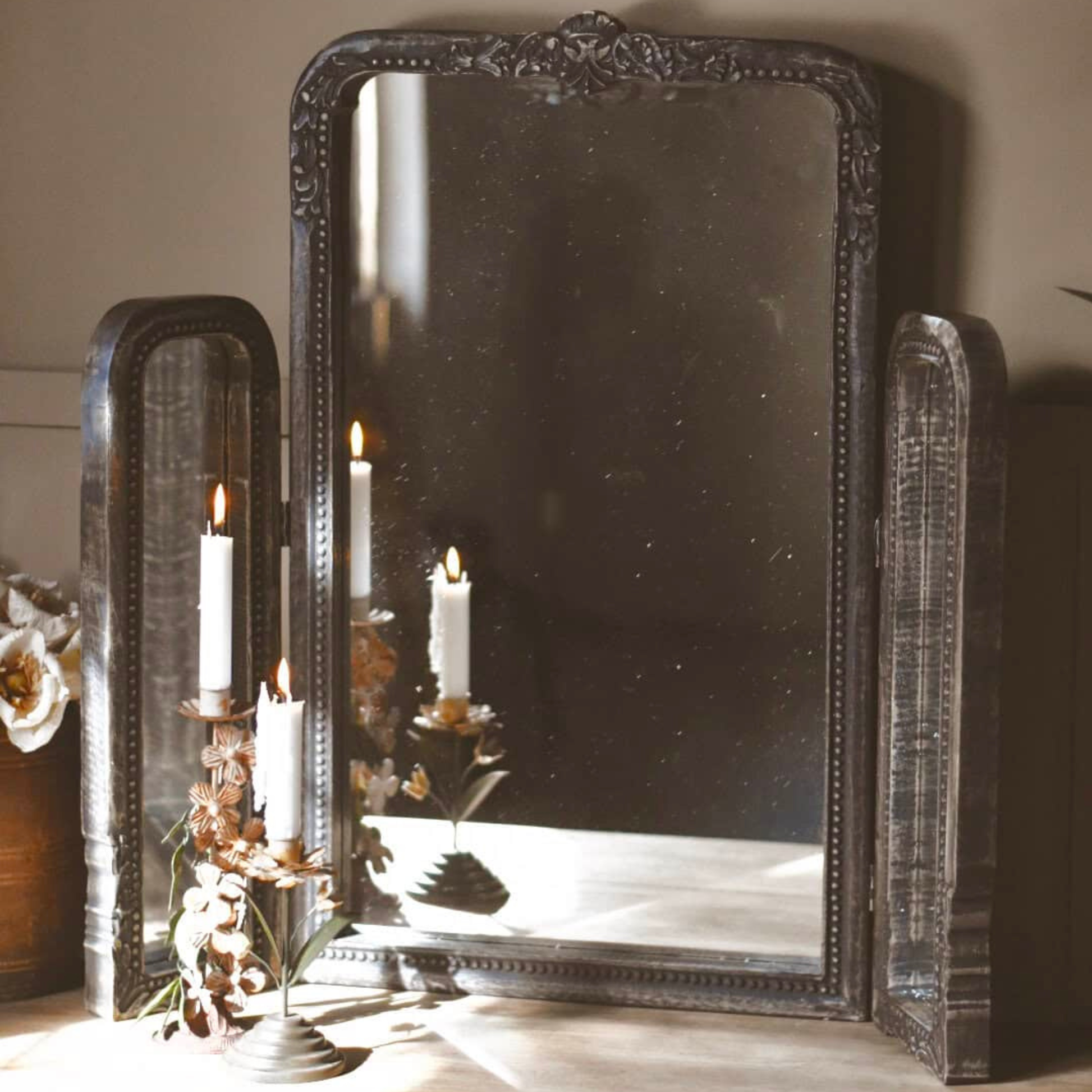 Sminkespeil i sort mangotre med sidespeil, frittstående og plassert på bord