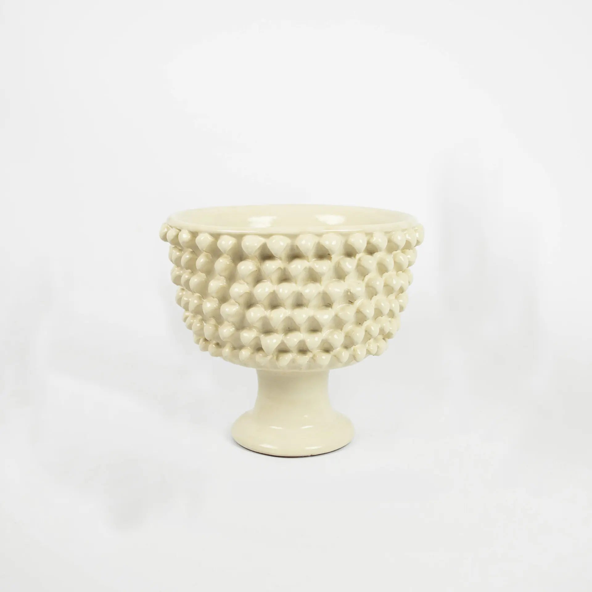 Medium beige keramikkbolle med fot og strukturert overflate – Solanto medum