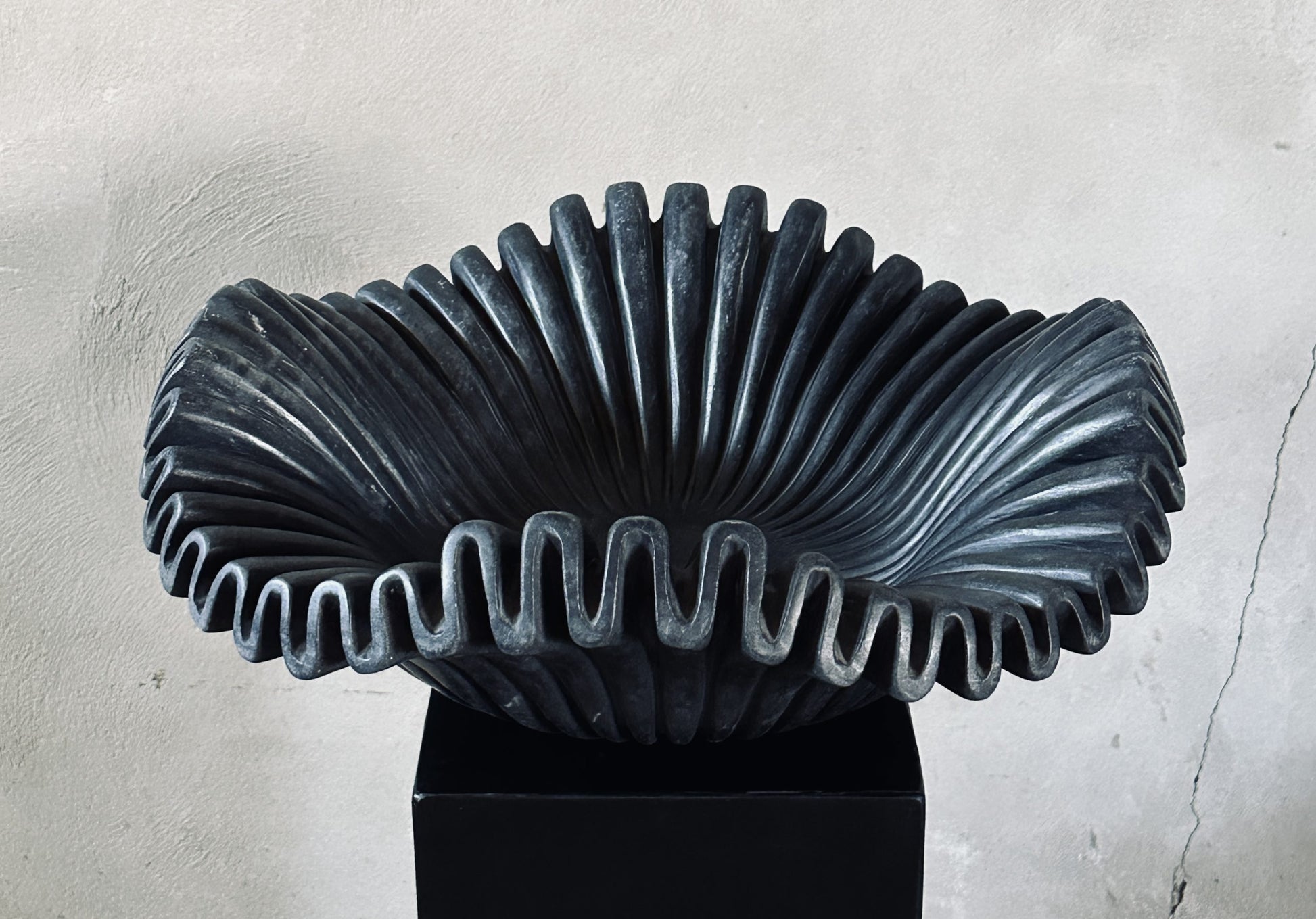 Skulpturell svart marmorskål som borddekor i moderne interiør