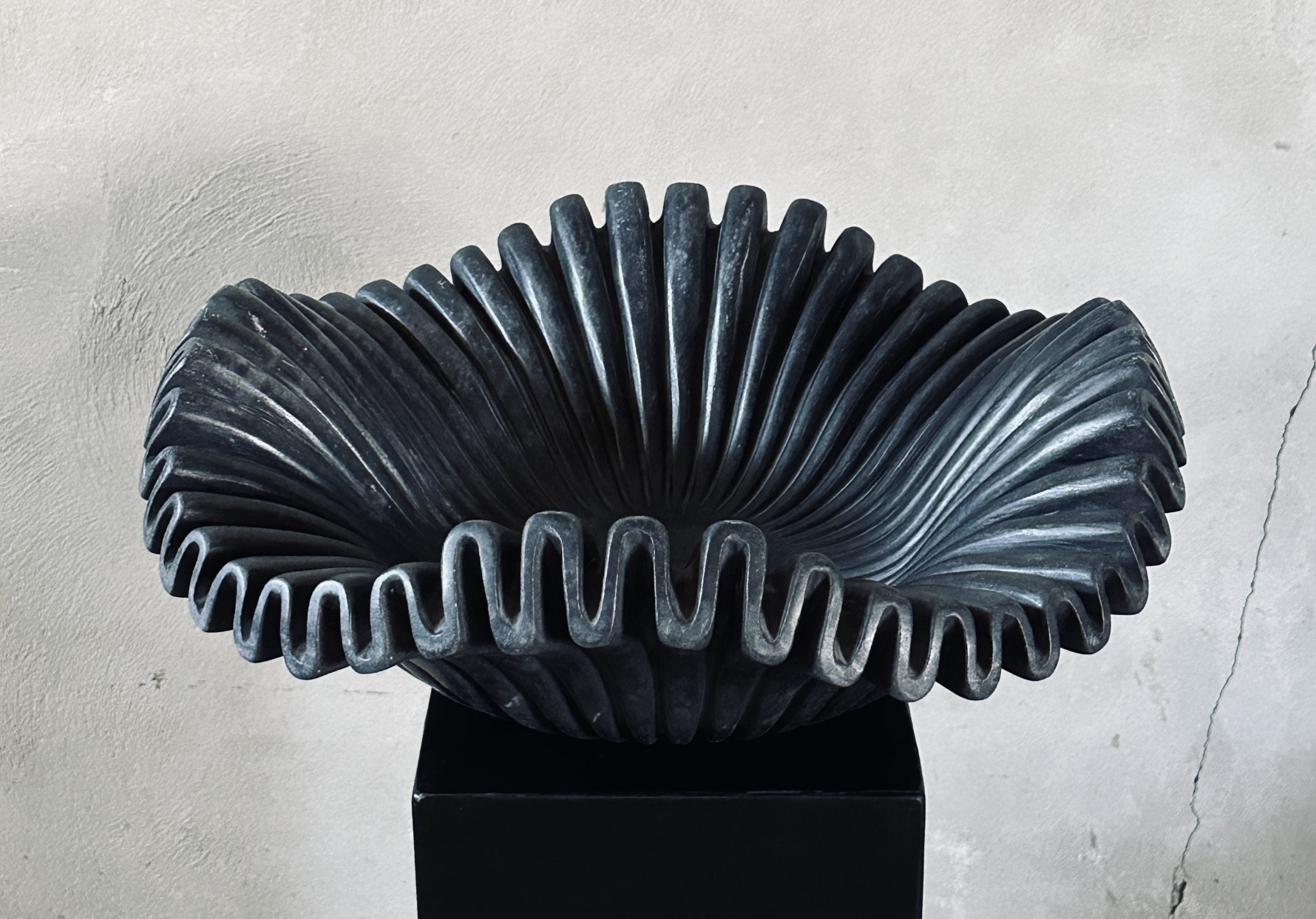 Skulpturell svart marmorskål som borddekor i moderne interiør