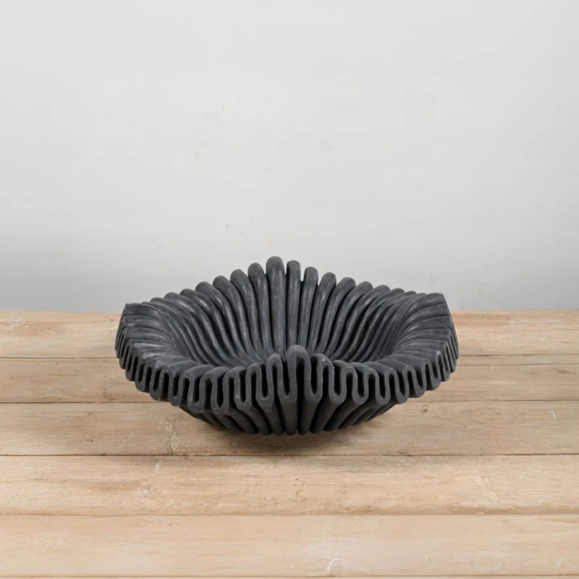 Marmorskål sort med bølgeform på trebord – elegant dekor