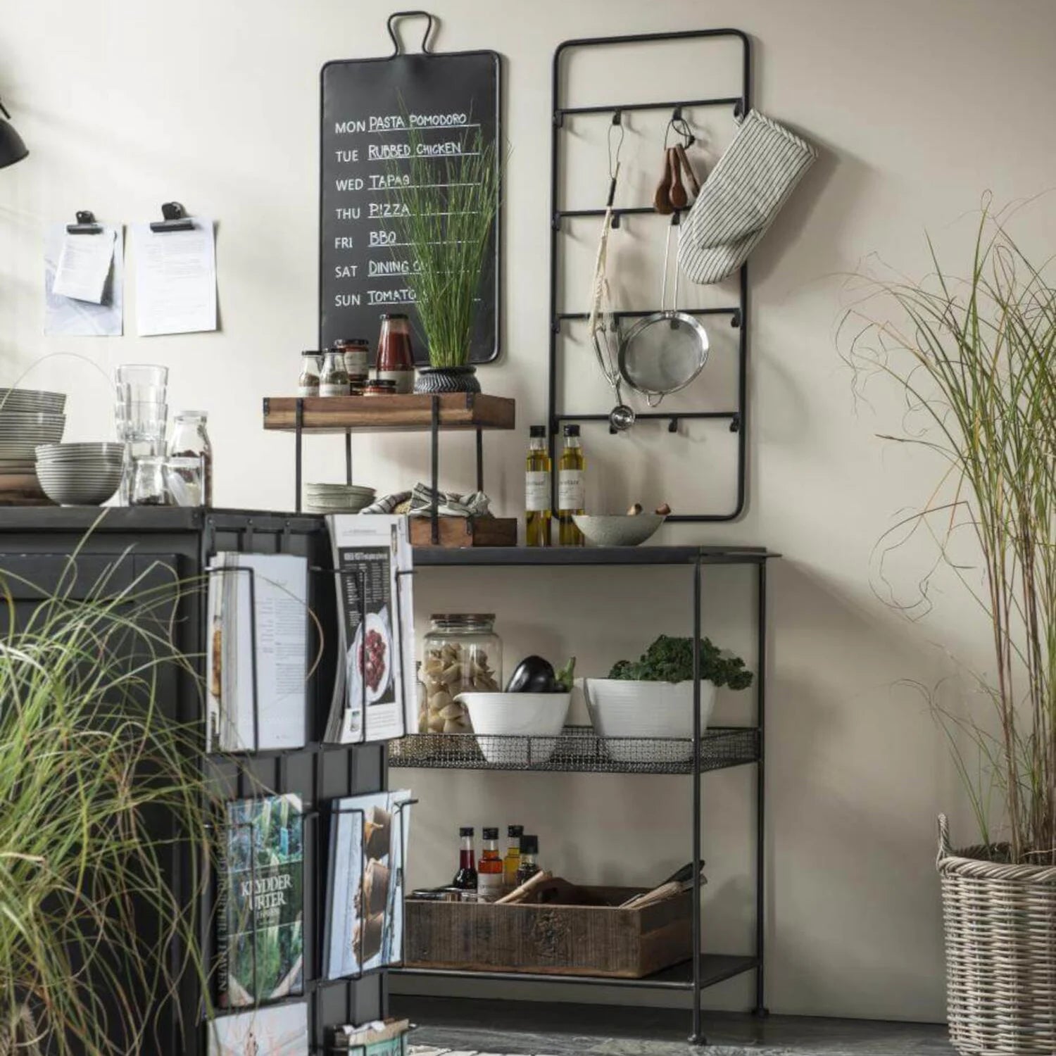 Rustikk ukekalender i metall fra IB Laursen på kjøkkenvegg med urter og sausglass