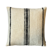 Linpute 50x50 i naturfarge med svarte striper – steinvasket lin.