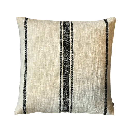 Linpute 50x50 i naturfarge med svarte striper – steinvasket lin.