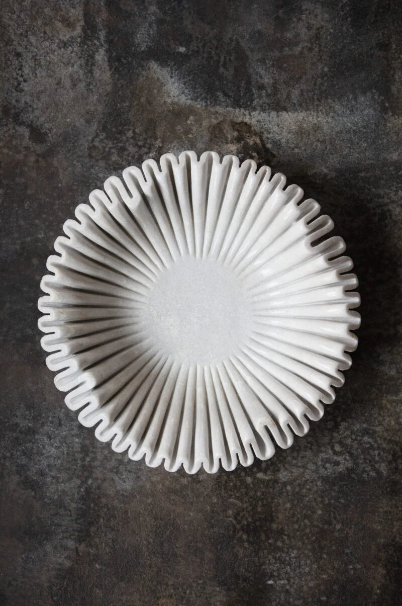 Håndlaget marmorskål – skulpturell form