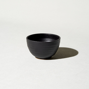 Håndlaget svart Stubby teakopp i steingods