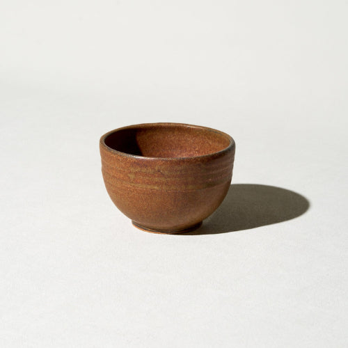 Håndlaget rustbrun Stubby teakopp i steingods