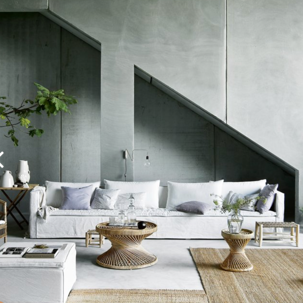  Juteteppe i naturlig stil i moderne stue med lyse møbler