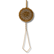 Tesil i messingfinish med håndvevd kurv og tvinnet skaft