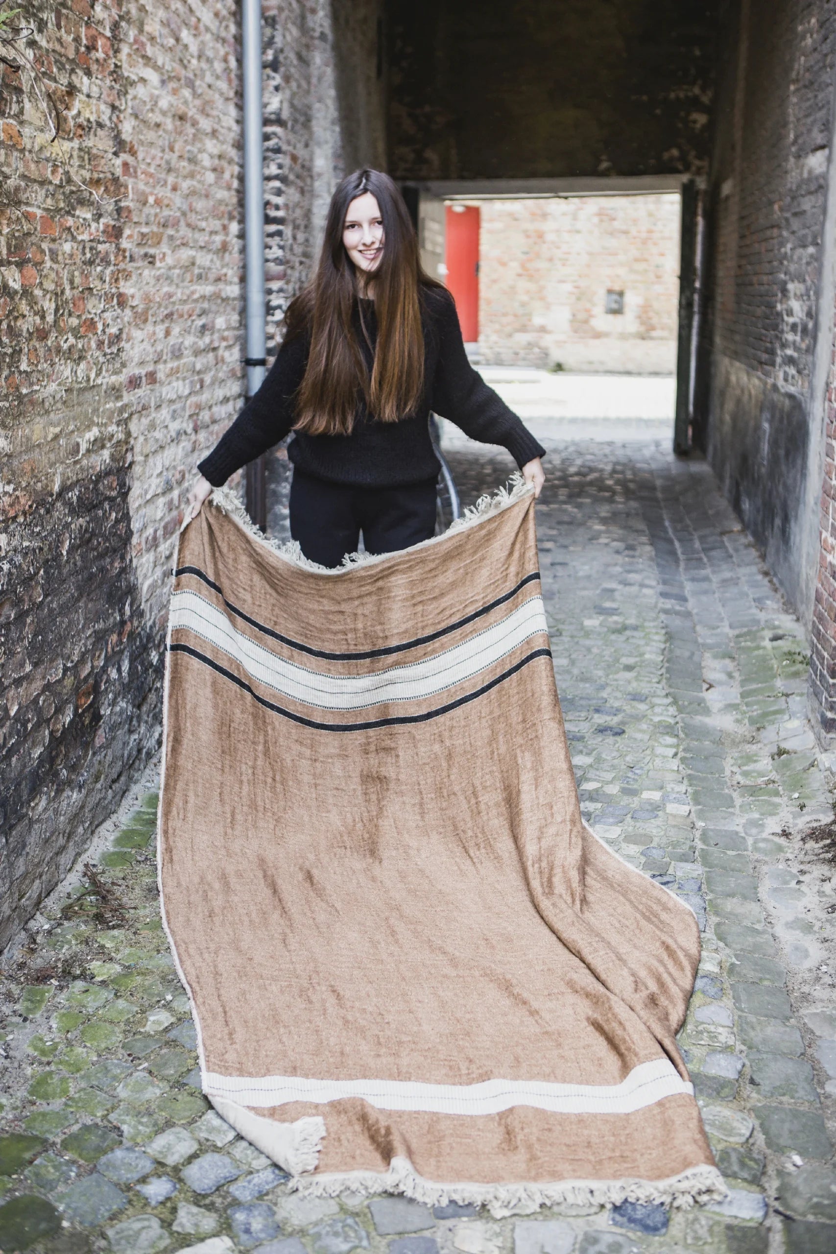 Person holder Libeco Nairobi linteppe i brosteinsgate