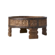 Rustikt dekorfat i naturlig tre med håndlaget uttrykk, brukt som interiørdetalj i varmt og jordnært hjem.