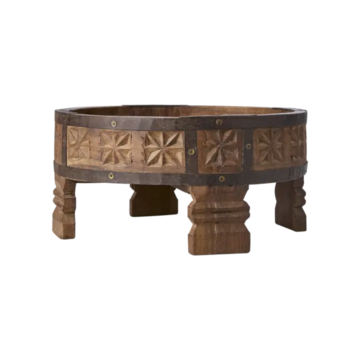 Rustikt dekorfat i naturlig tre med håndlaget uttrykk, brukt som interiørdetalj i varmt og jordnært hjem.