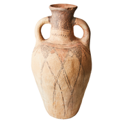 Håndlaget keramikkurne i brun natur med dekor og håndtak, fra Affari of Sweden