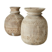 Håndlaget urne i lyst tre med utskårne detaljer og naturlig patina