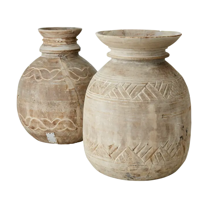 Håndlaget urne i lyst tre med utskårne detaljer og naturlig patina