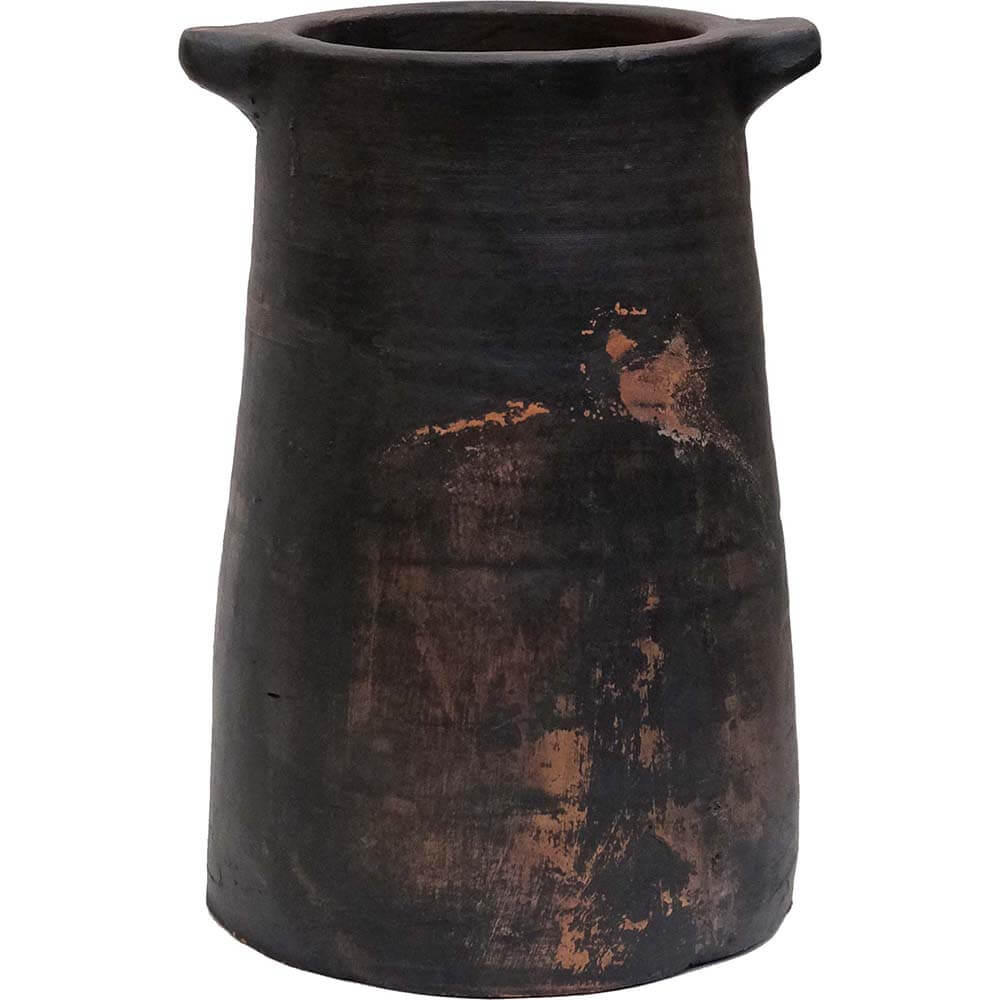 Håndlaget brun lerkrukke med rustikk patina og små håndtak, perfekt til tørkede grener og dekorasjon i hjemmet.