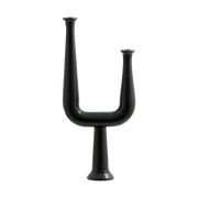 Svart 2-armet lysestake i støpt aluminium på rustikk trebord med linløper og levende lys