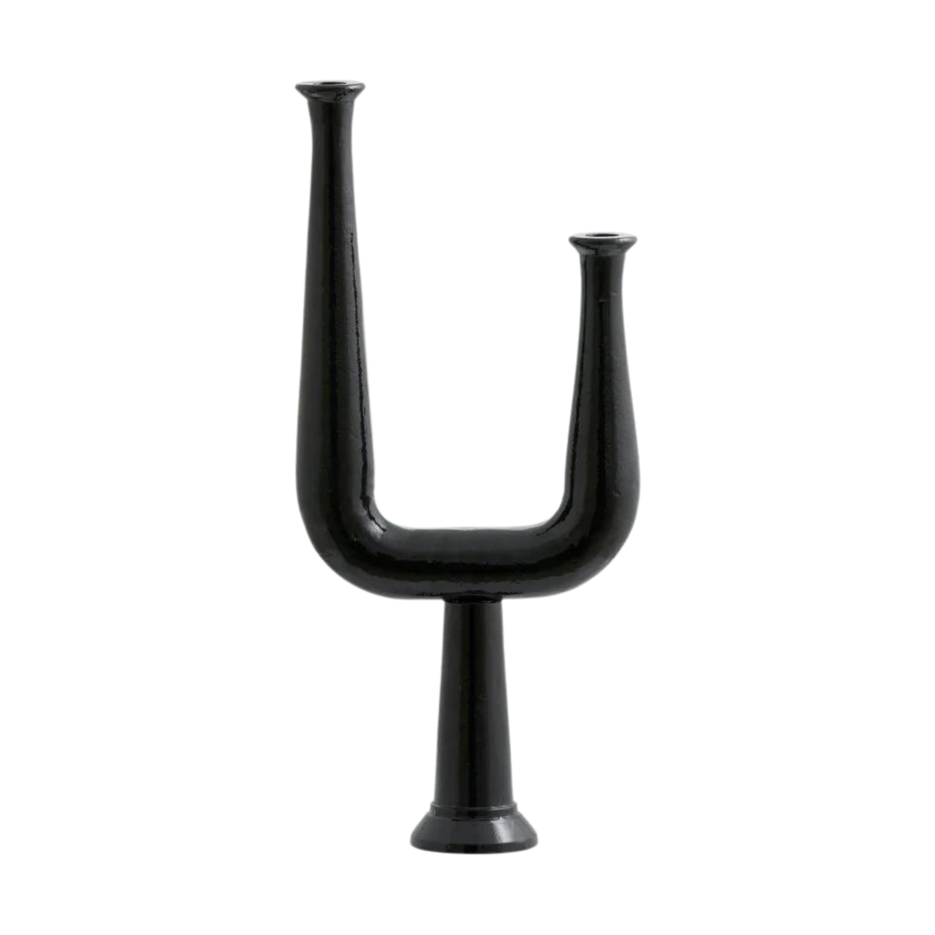 Svart 2-armet lysestake i støpt aluminium på rustikk trebord med linløper og levende lys