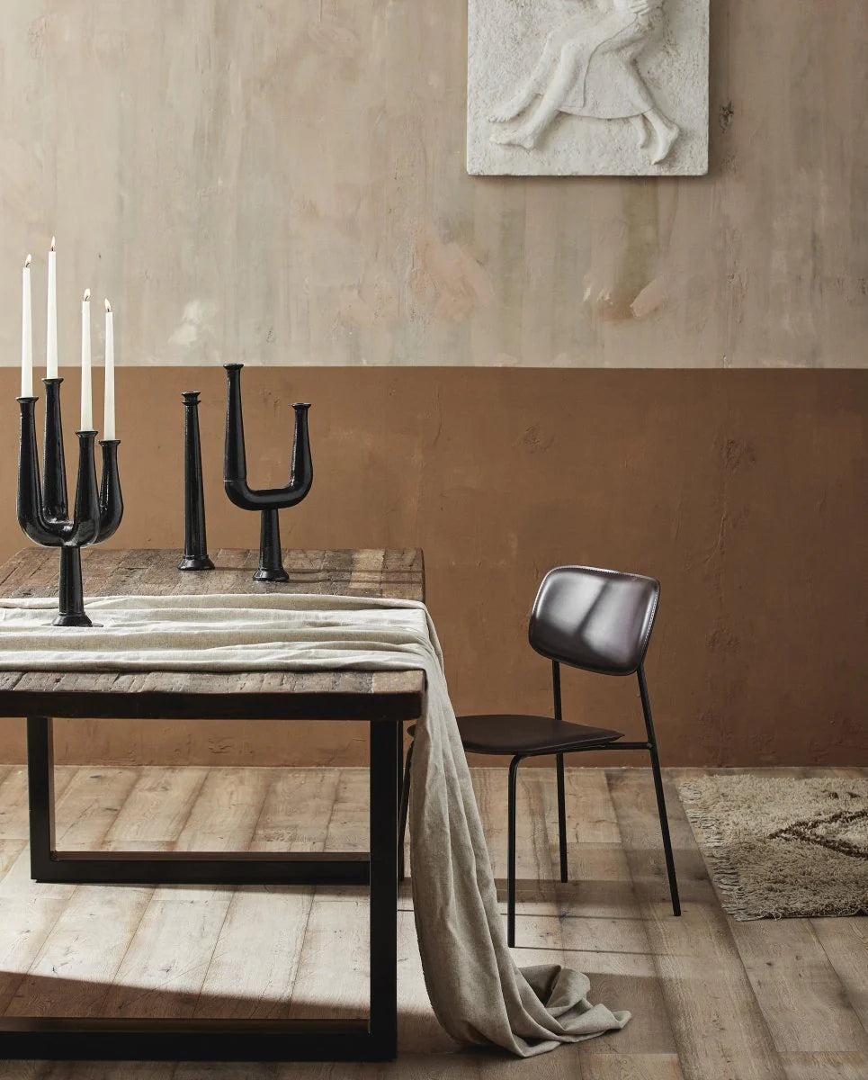 Ulopu lysestaker og sort/hvit bolle fra Nordal – elegant borddekking med levende lys