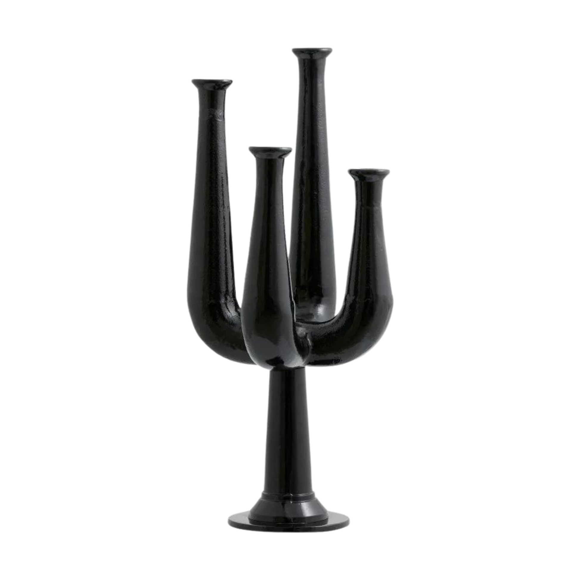 Ulopu 4-armet lysestake fra Nordal i svart aluminium på rustikk trebord med linløper