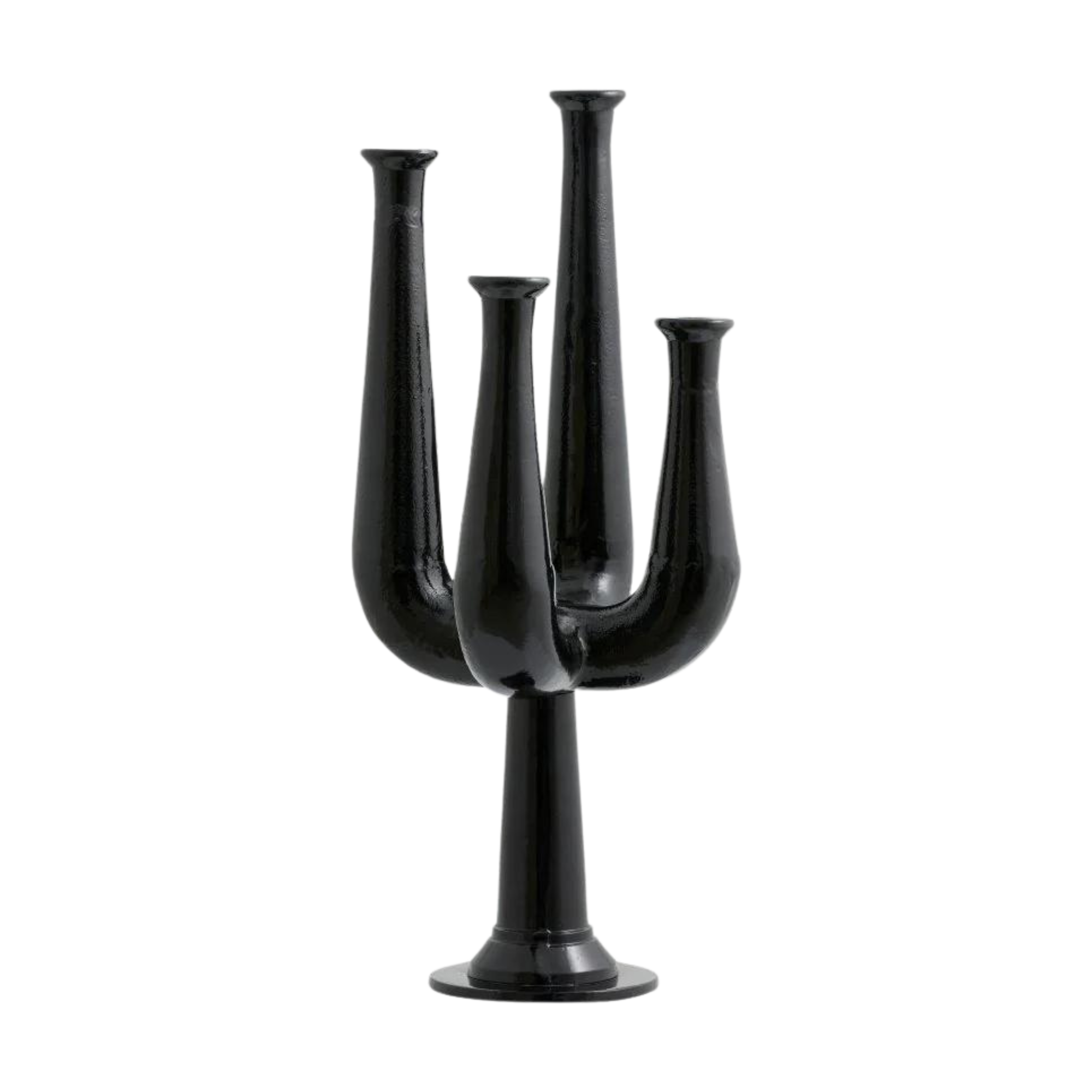 Ulopu 4-armet lysestake fra Nordal i svart aluminium på rustikk trebord med linløper