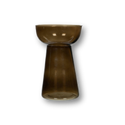 Hyasint-vase i brun munnblåst glass med svibel, plassert på bord med naturlig lys.