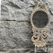 veggspeil med kroker i støpejern vintage