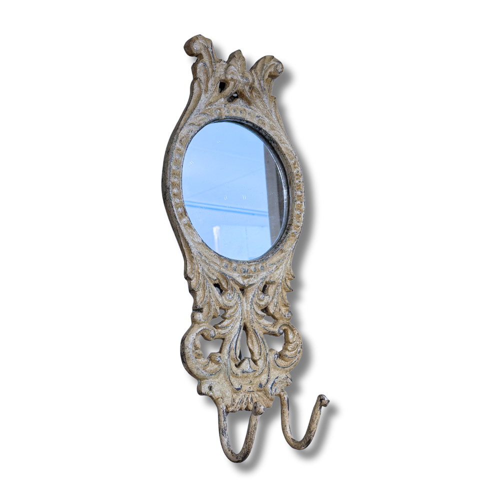 rustikt speil med patinert ramme og kroker