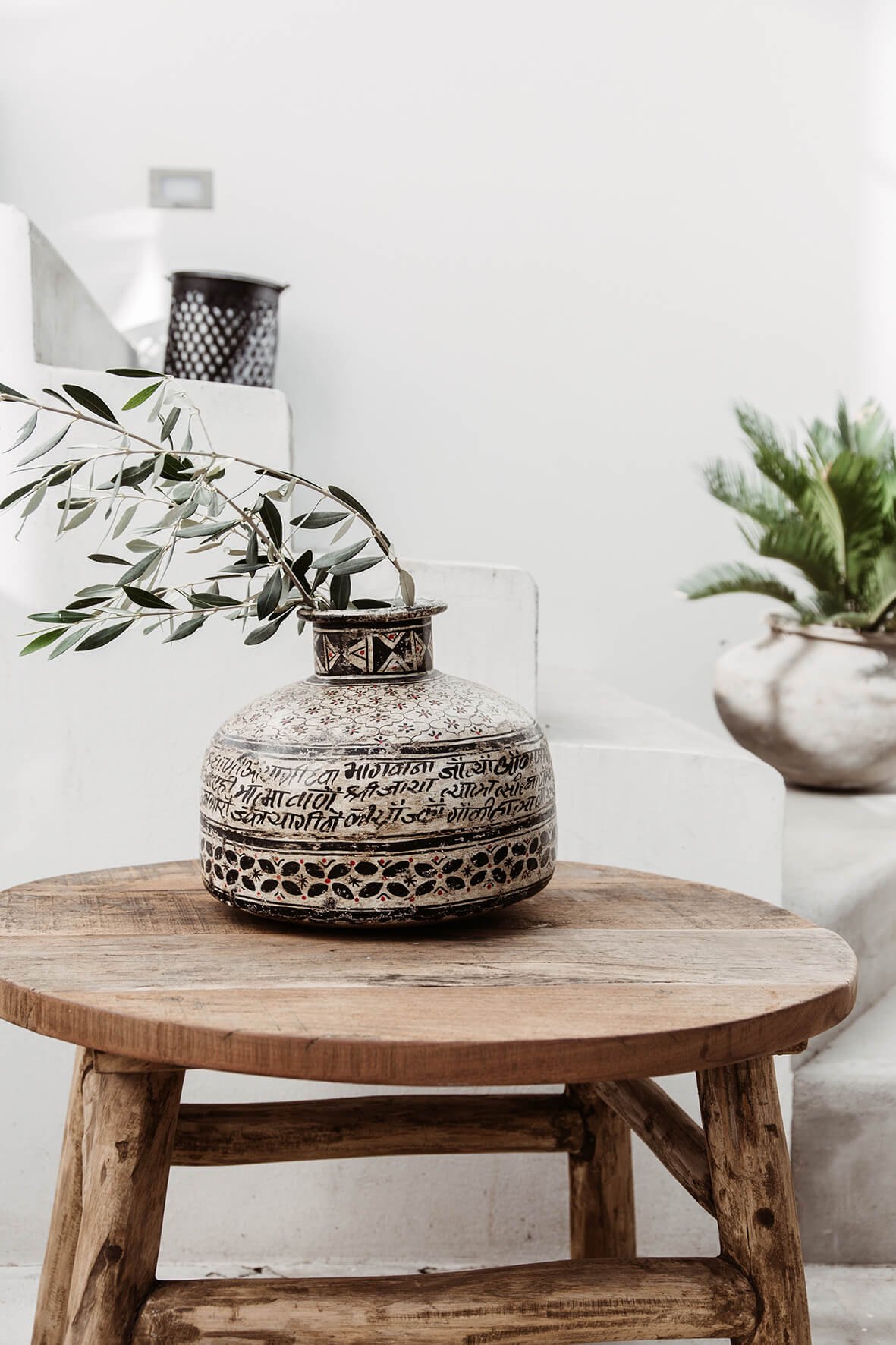 svart hvit jernpotte håndmalt mønster