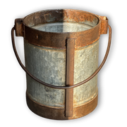 Frilagt bilde av vintage metallspann med patina