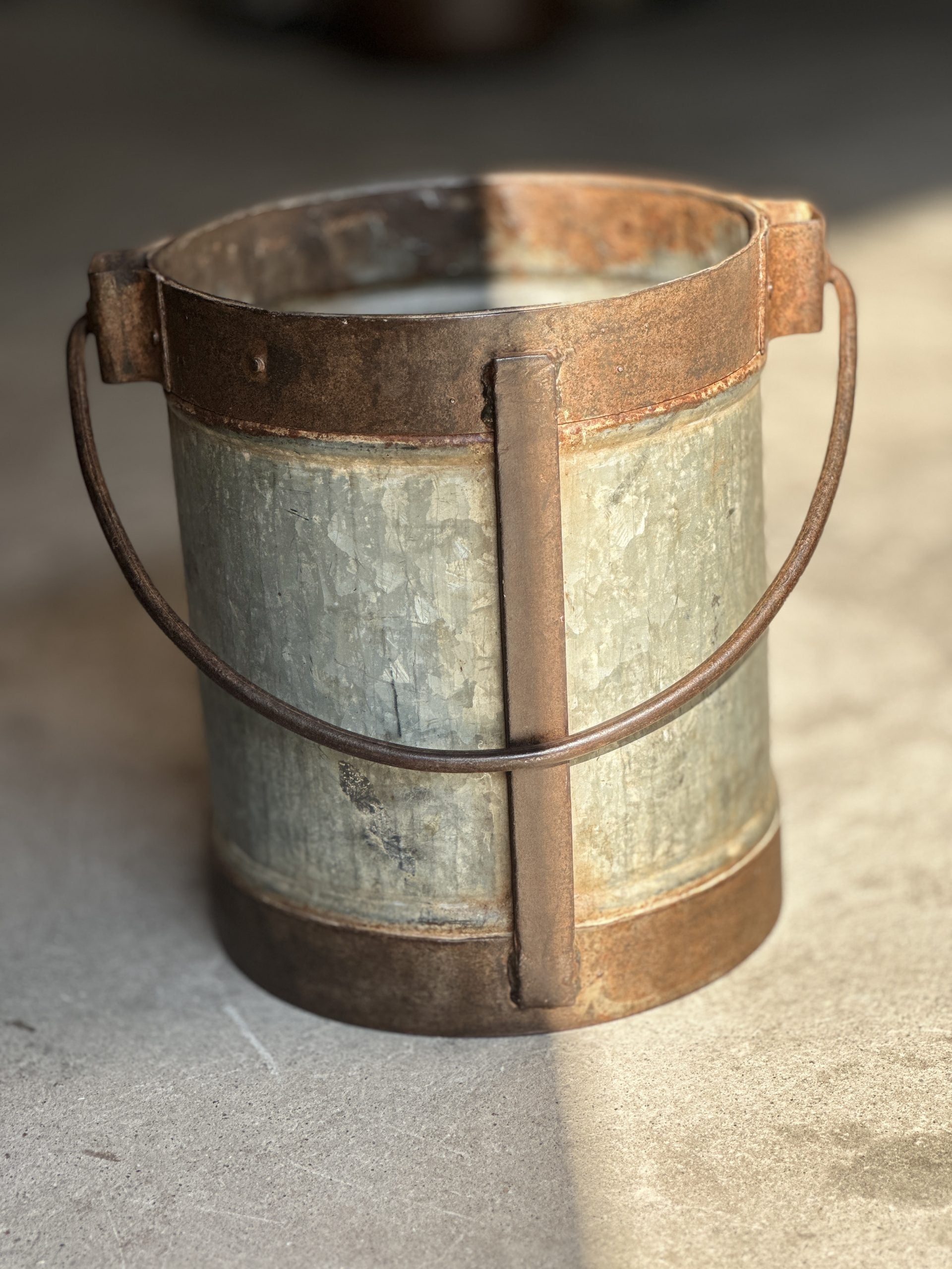 Old Milk Pot – vintage melkespann sett forfra i sollys