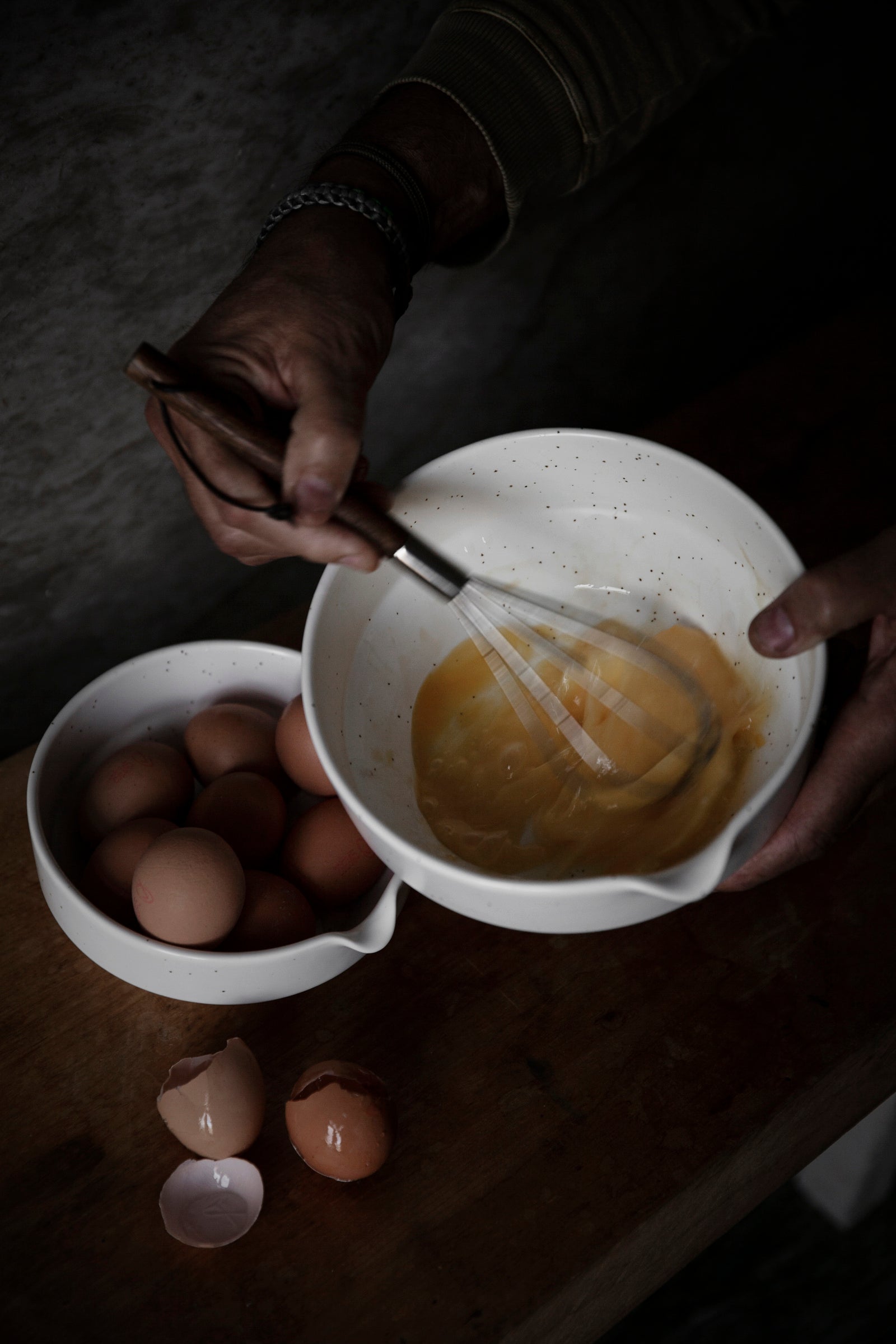 ERNST visp i rustfritt stål med håndtak i mørkt mangotre.