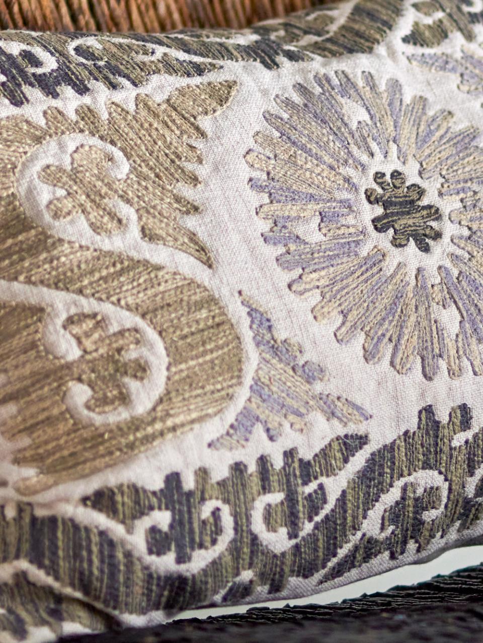 Brodert detalj på Vosta pute i naturfarger