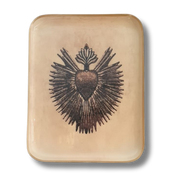  Noori VOTO dekorbrett med hellig hjerte-symbol i svart trykk på lys beige bakgrunn.